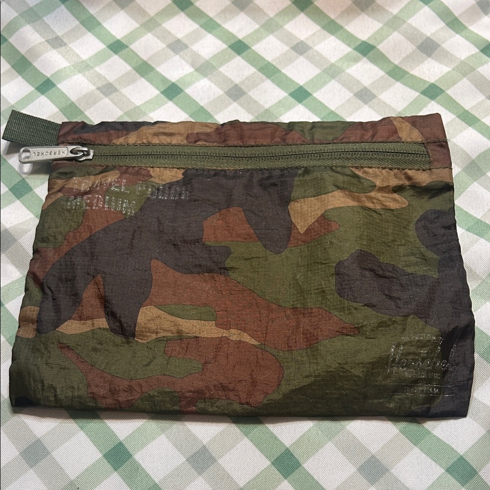 Herschel Supply Co Medium Travel Pouch Camouflage Zip Pouch